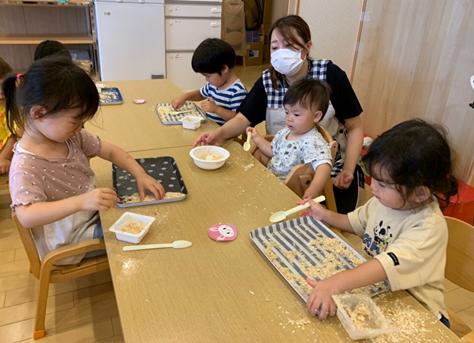 ☆パン粉遊びのようす☆