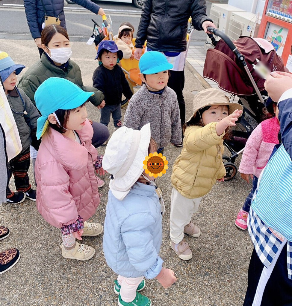 ☆年賀状投函と壁面制作のようす☆